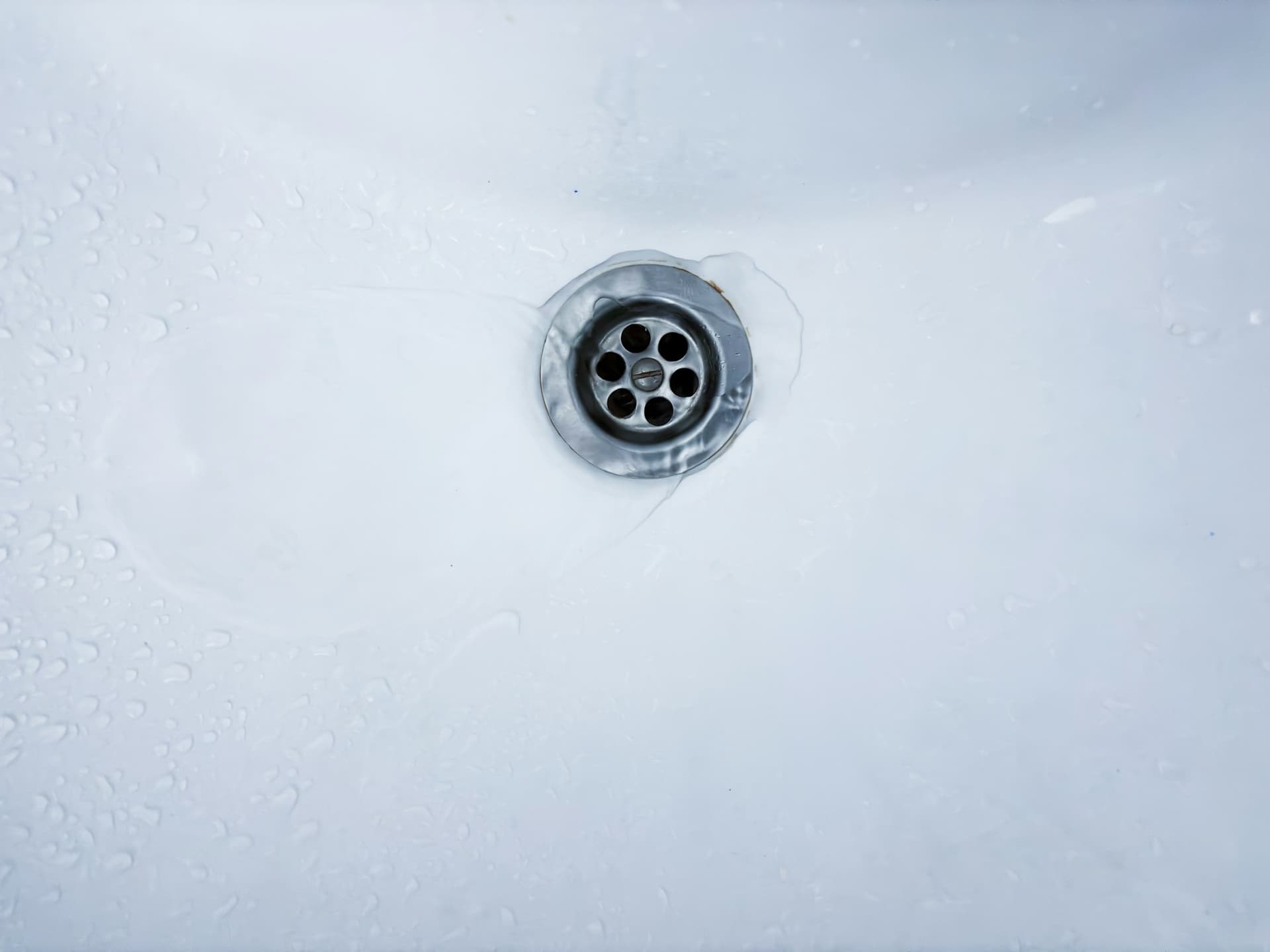 Suyun rahat aktığı lavabo