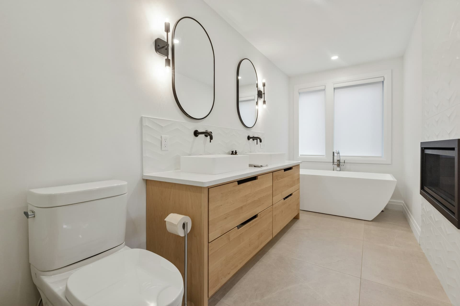 Beyaz seramik banyo lavabosu ve krom batarya