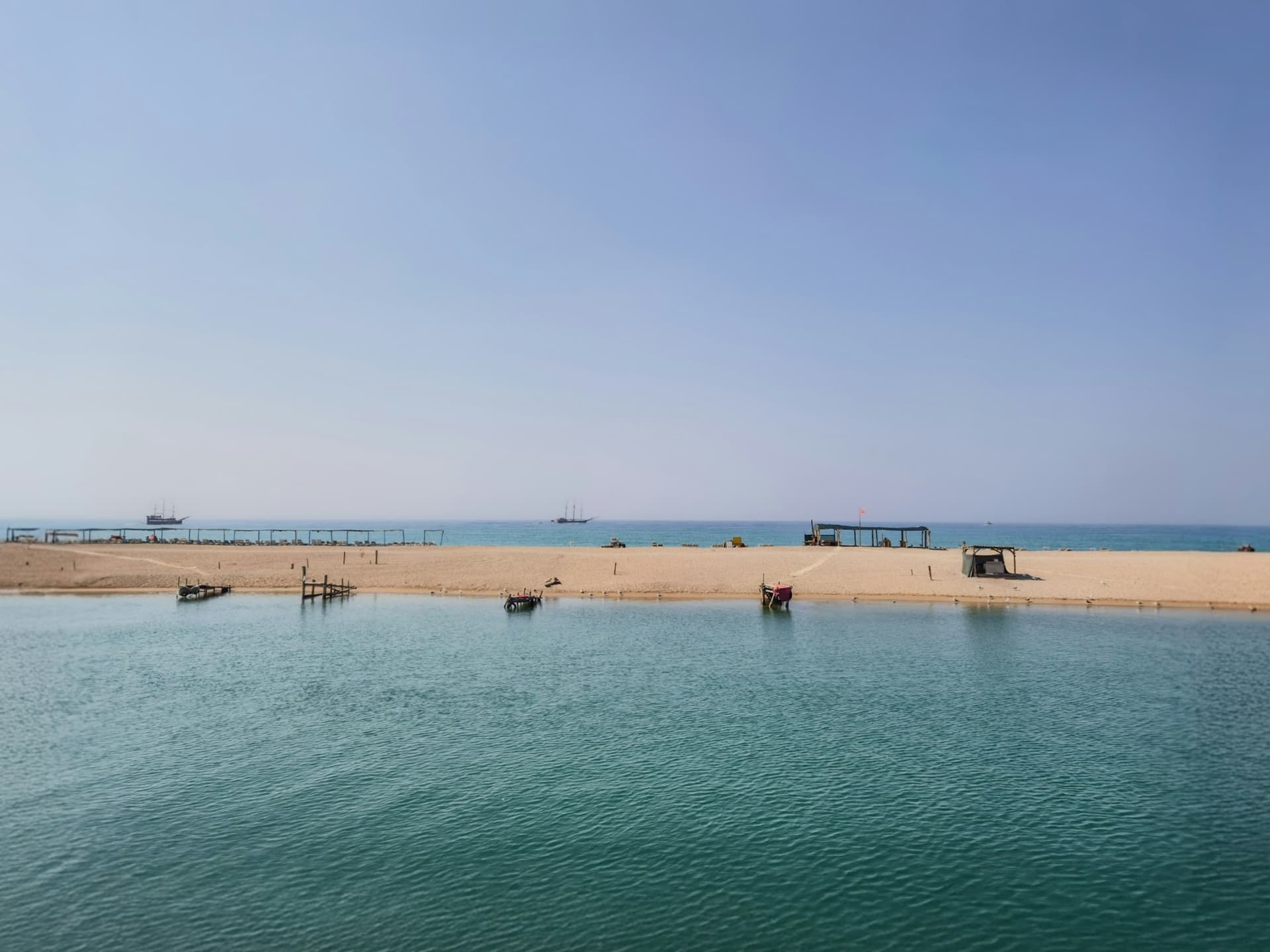 Belek sahilinde tekneler ve sakin deniz