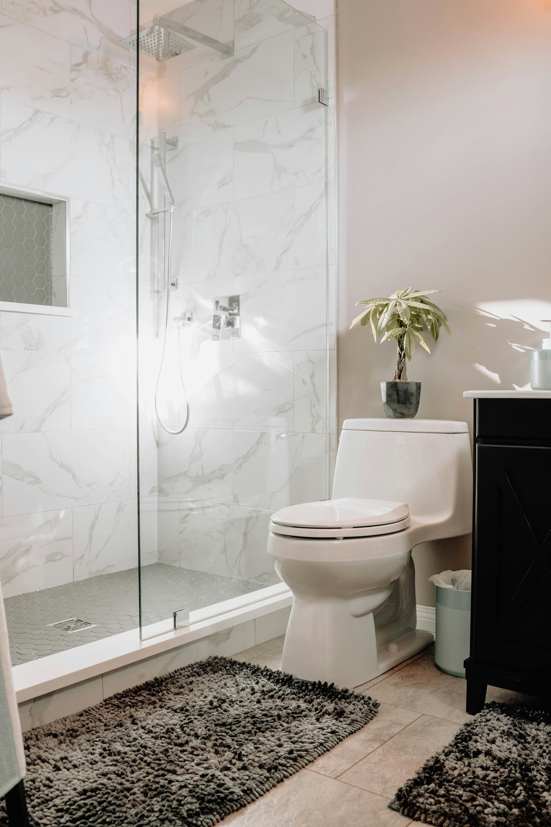 Cam duşakabinli banyo